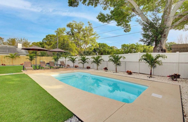 Palm Oasis 2/2 Serene Backyard Private Poolside