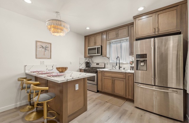 Palm Royale Club! 2 Bed, 2Bath with Master bedroom in the nicest city of Downey!
