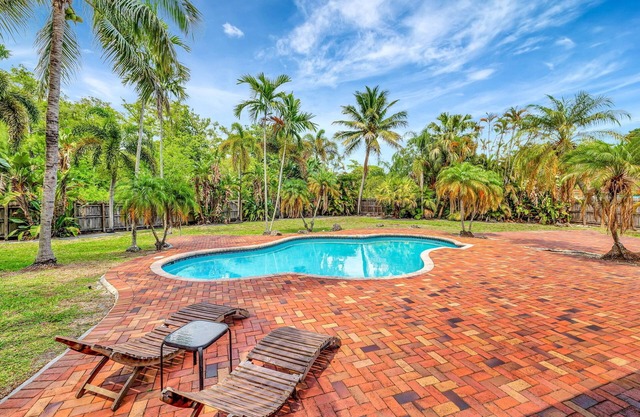 Palm Tree Paradise House with Private Pool.