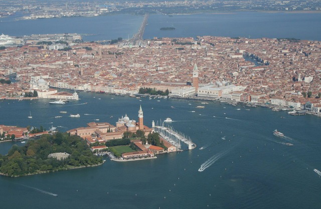 Panoramic apartment in an elegant Venetian 20th century building, private garden