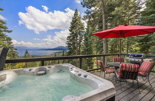 Panoramic Lake View & Hot Tub!