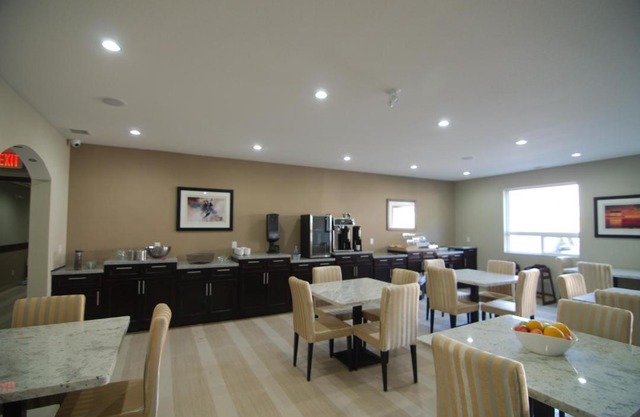 Paradise Inn and Suites Redwater