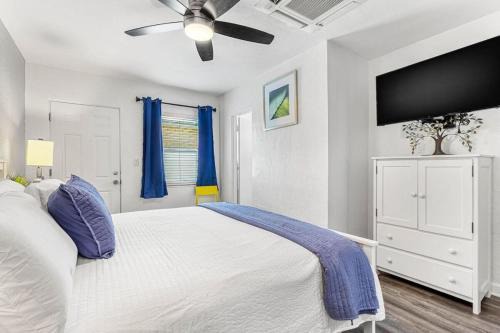 Park Shore Suite 7! Steps to Madeira Beach Access!