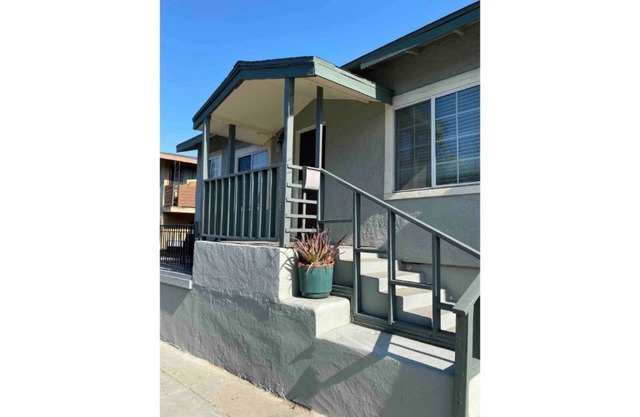 Parkside Golden Ave Bungalow, Steps from Downtown