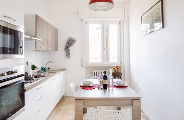 Parma Railway Station Apartment with garage!