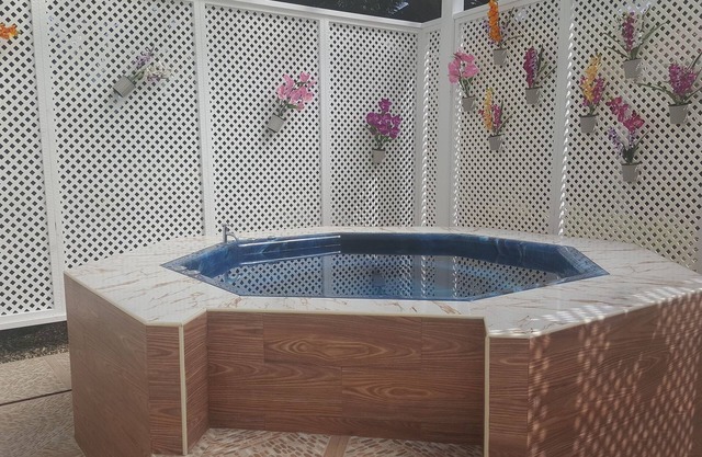 Party villa with 8 bedrooms steps from clubs/restaurants/shops. Fully equipped!