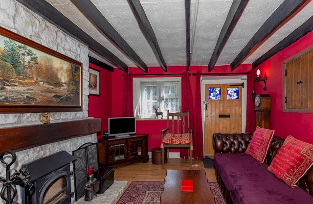 Pass the Keys | Cosy Cottage with Fireplace
