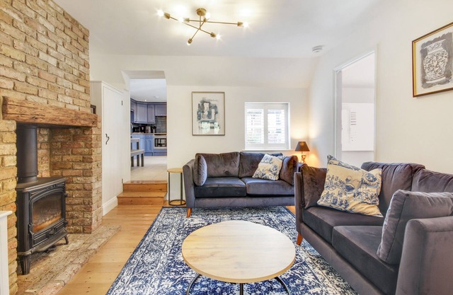 Pass the Keys | Lovely Countryside Coach Cottage