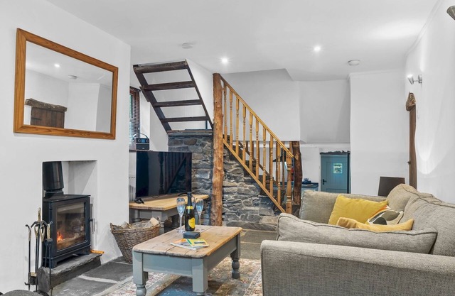Pass the Keys | Newly Renovated Lakeland Cottage
