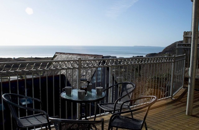 Pass the Keys | Pendine - Pet friendly | Hot tub | Sea views | Sleeps 4