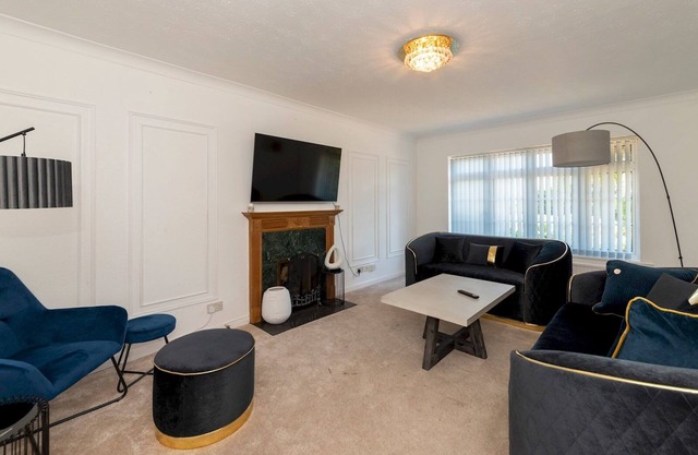 Pass the Keys | Reading Luxurious Spacious Villa with Conservatory