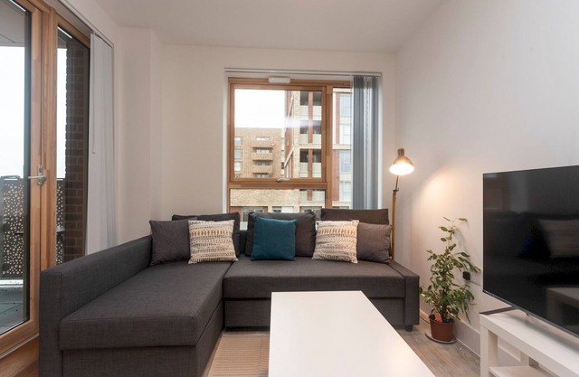 Pass the Keys | Spacious Bright Flat 20 Mins To Central London
