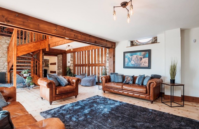 Pass the Keys | Stunning Large 4 Bed Country House with Hot tub