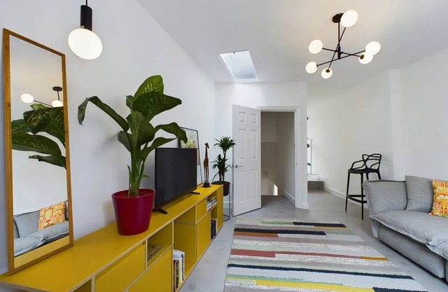 Pass the Keys | Stylish and Modern 2Bed 2Bath Hackney Apartment