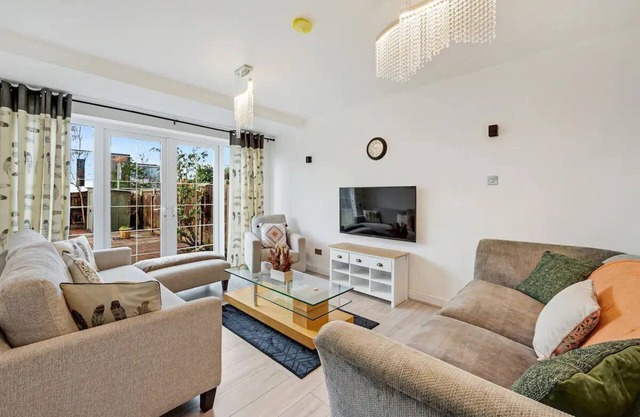 Pass the Keys | Superb 3 bed | Close to Airport