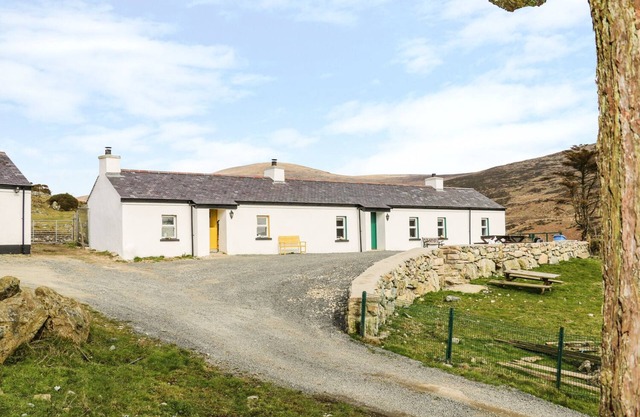 PAT WHITE'S COTTAGE, pet friendly, with open fire in Rostrevor