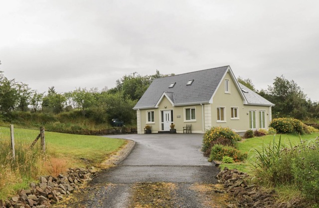 PATRICK JOSEPH HOUSE, pet friendly in Donegal Town, County Donegal