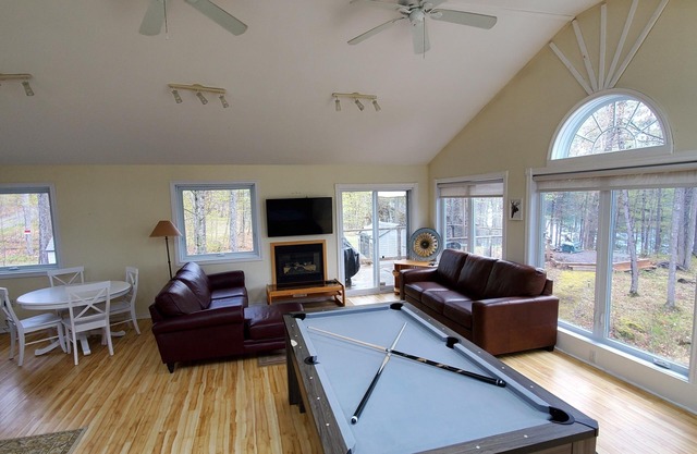Patterson Lake Retreat - Two Waterfront Cottages! W Hotub