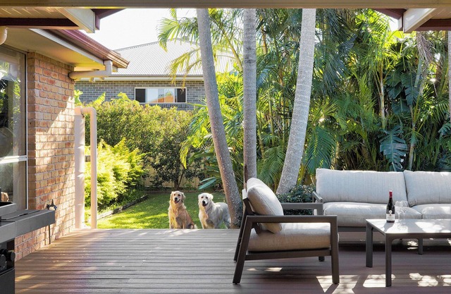 Pawprints Pet Friendly 4 bedroom level home only 370m to pet friendly beach