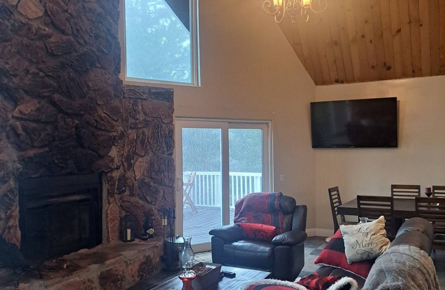 Peaceful 3-bedroom cabin in Running Springs with amazing views on a 1/2 acre