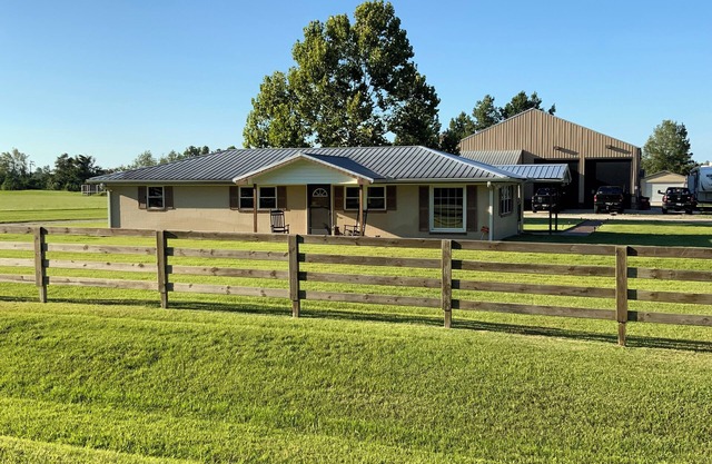 Peaceful 3-bedroom house in the country with stocked pond