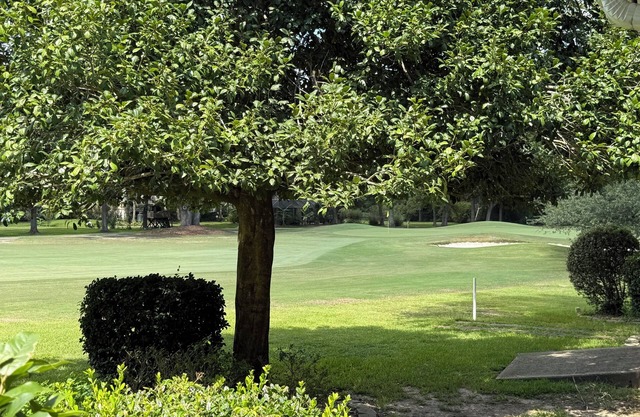 Peaceful 3-bedroom house on Golf course. Beach, casino cruisin the coast