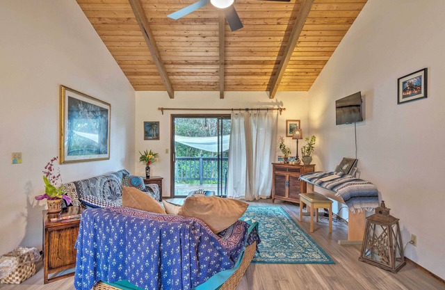 Peaceful Abode w/Deck, 13 Mi to Black Sand Beach!