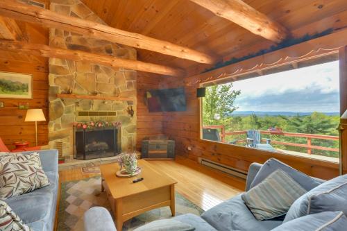 Peaceful Bedford Escape Deck and Stunning Views!