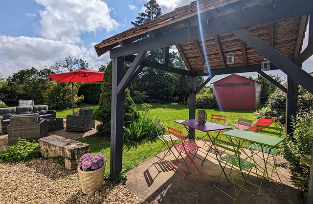 Peaceful Berry retreat with garden and fireplace