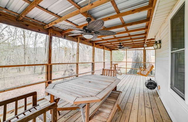 Peaceful Cottage w/Yard: 2 Mi to Kentucky Lake!