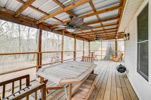 Peaceful Cottage with Yard 2 Mi to Kentucky Lake!
