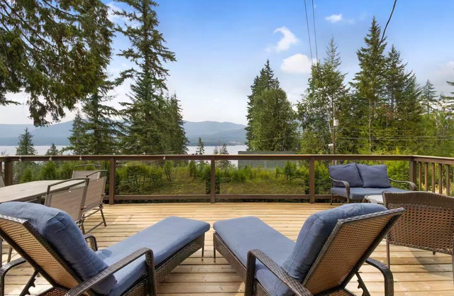 Peaceful Lakeview Cottage & five minutes to lake