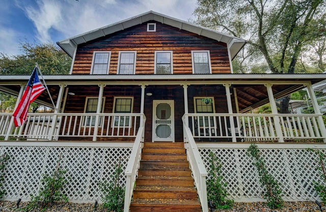 Peaceful pet & family friendly MotherLode Cabin - steps to historic Sutter Creek