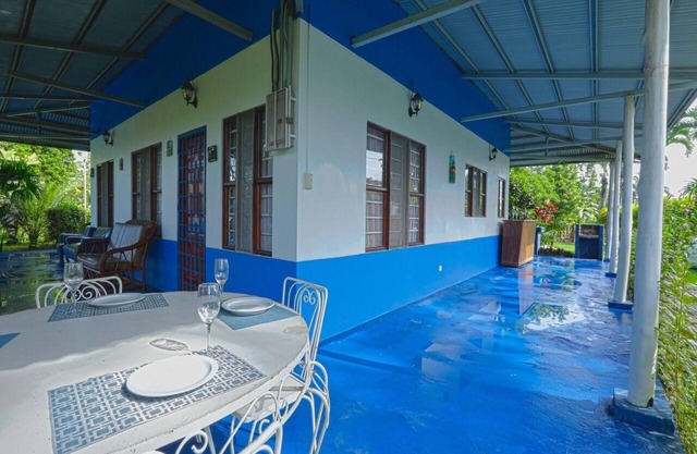 Peaceful place with 5 rooms Swimming pool equipped kitchen secured gated