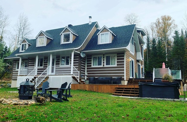Peaceful riverfront cottage