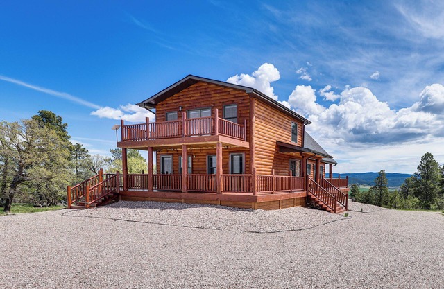 Peaceful Wyoming Cabin w/Spacious Deck & Wet Bar!