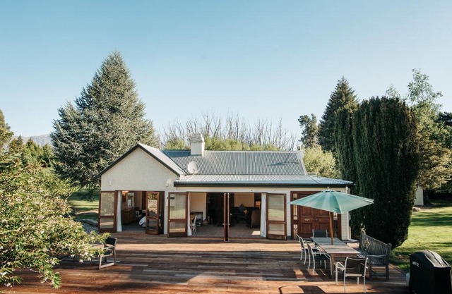 Pear Tree Cottage l Country Luxury l Hot Tub l 15 Guests