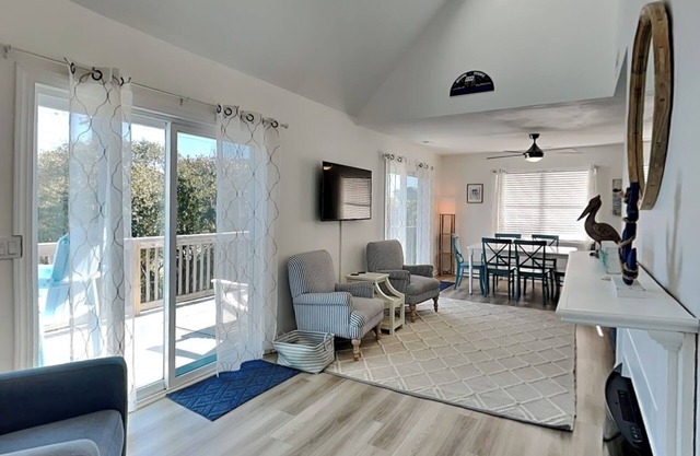 Pelican Place | Pet Friendly + Steps to the Beach!