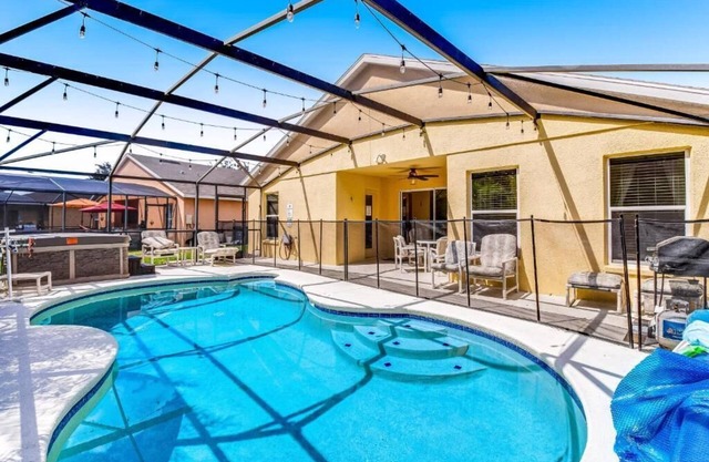 Penguins Retreat 5BR Pool Home Near Disney