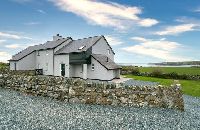 Penrhyn Isa Un - an on the beach that sleeps 6 guests in 3 bedrooms