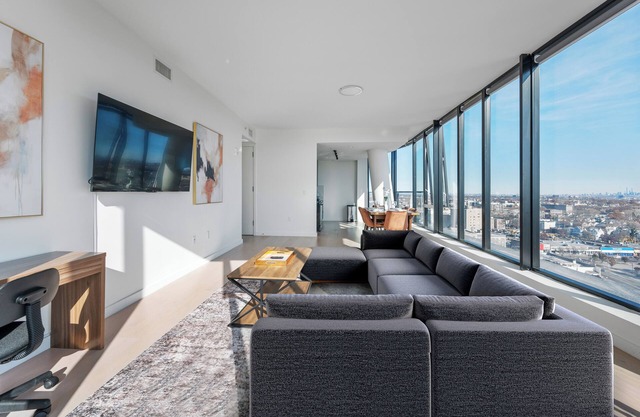 Penthouse views of NYC - Free Parking - BOOK NOW