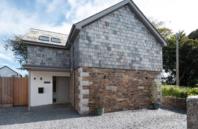 PENTIRE, pet friendly, character holiday cottage in St Minver