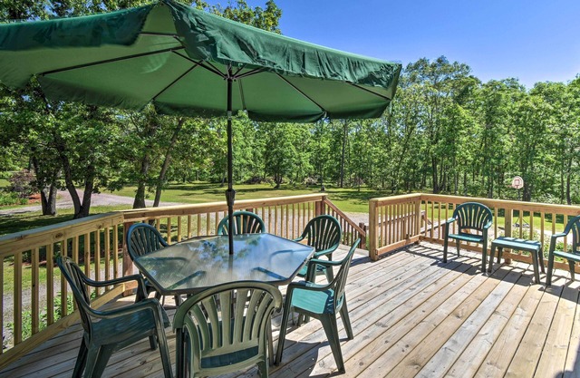 People & Paws Home w/Fenced Yard by the Dells!