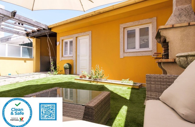 Perafita Yellow House - EcoHost