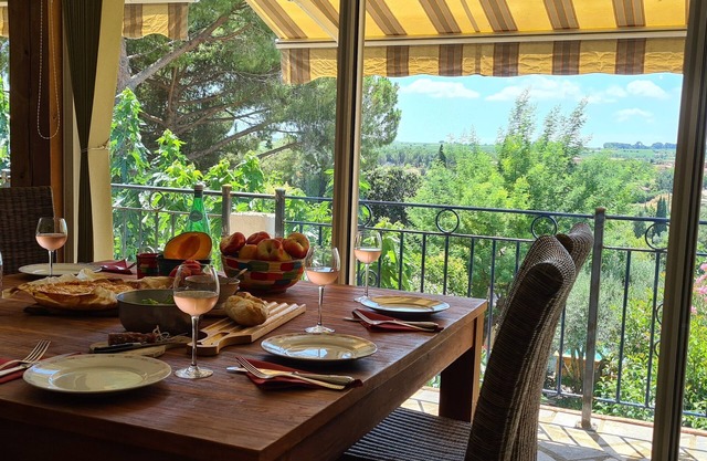 Perfect for a couple - beautiful air conditioned bedroom, views, pool, garden