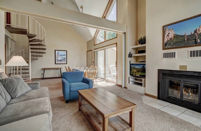 Perfect for families: 2 bedroom/3 bath w/hot tub + pool-minutes to Keystone!