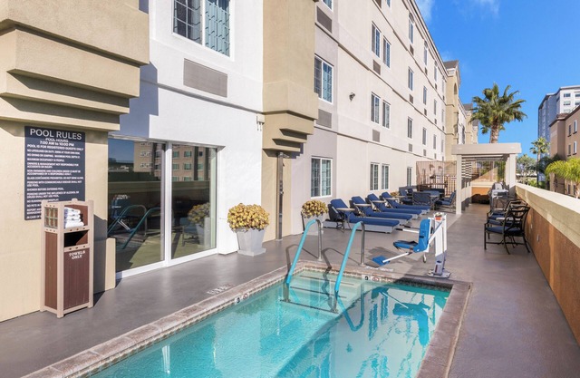 Perfect for Groups! 3 Double Studios, Shuttle, Laundry, Gym & Pet‑Friendly