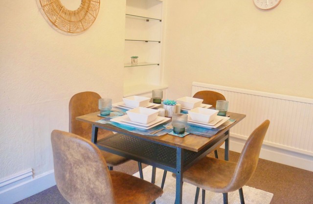 Perfect Location: 2-Bed Home by Leicesters King Power Stadium & City Centre!