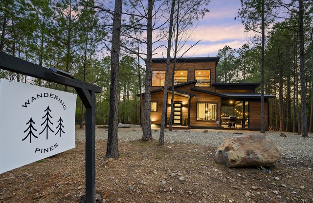 Pet friendly 2-2 with bunk loft, sleeps 10, northern mountainous Broken Bow area