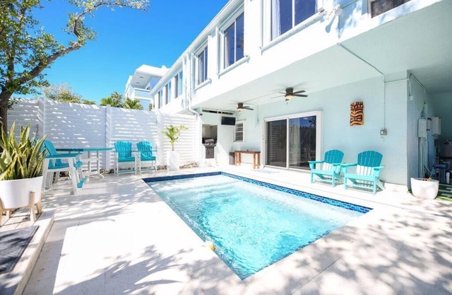 Pet Friendly 2 Bedroom in Venetian Shores Sleeps 10